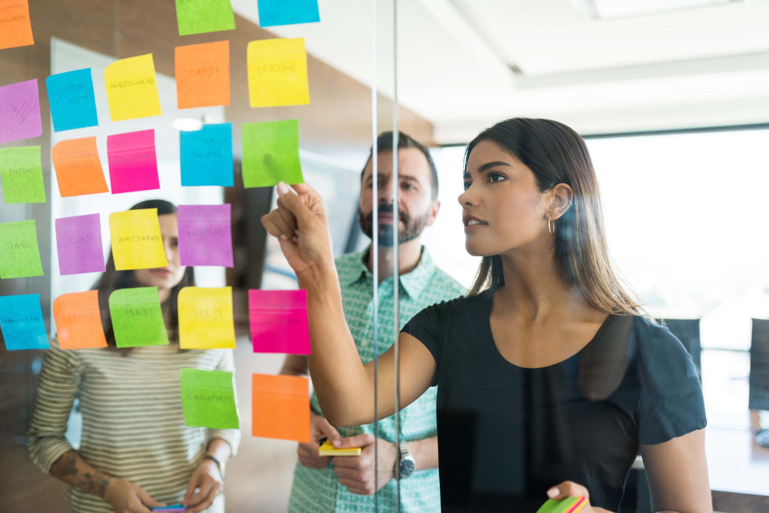 Equipo creativo colaborando en una sesión de estrategia